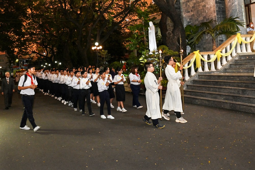 Giờ lễ nhà thờ Đồng Tiến